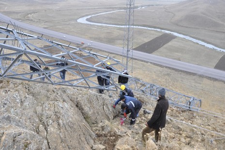 Yüksekovada hafriyat ve deprem nedeniyle ilçeye enerji sağlayan nakil hatlarındaki ana direk düştü.  Yüksekova, Şemdinli ve Esendere ile bağlı köylerin bir kısmına enerji verilmiyor.