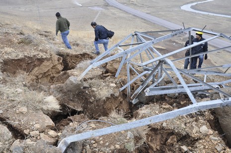Yüksekovada hafriyat ve deprem nedeniyle ilçeye enerji sağlayan nakil hatlarındaki ana direk düştü.  Yüksekova, Şemdinli ve Esendere ile bağlı köylerin bir kısmına enerji verilmiyor.