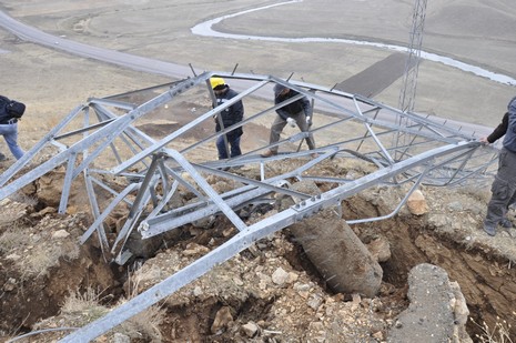 Yüksekovada hafriyat ve deprem nedeniyle ilçeye enerji sağlayan nakil hatlarındaki ana direk düştü.  Yüksekova, Şemdinli ve Esendere ile bağlı köylerin bir kısmına enerji verilmiyor.