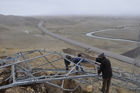 Yüksekovada hafriyat ve deprem nedeniyle ilçeye enerji sağlayan nakil hatlarındaki ana direk düştü.  Yüksekova, Şemdinli ve Esendere ile bağlı köylerin bir kısmına enerji verilmiyor.