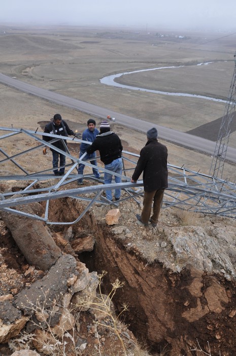 Yüksekovada hafriyat ve deprem nedeniyle ilçeye enerji sağlayan nakil hatlarındaki ana direk düştü.  Yüksekova, Şemdinli ve Esendere ile bağlı köylerin bir kısmına enerji verilmiyor.