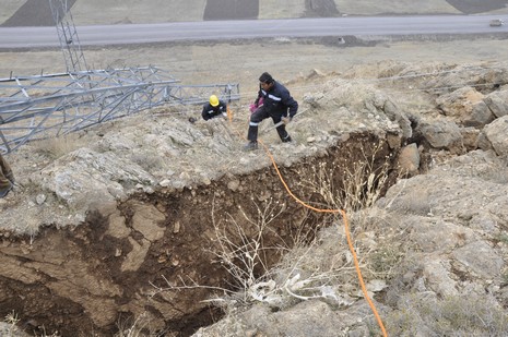 Yüksekovada hafriyat ve deprem nedeniyle ilçeye enerji sağlayan nakil hatlarındaki ana direk düştü.  Yüksekova, Şemdinli ve Esendere ile bağlı köylerin bir kısmına enerji verilmiyor.
