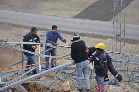 Yüksekovada hafriyat ve deprem nedeniyle ilçeye enerji sağlayan nakil hatlarındaki ana direk düştü.  Yüksekova, Şemdinli ve Esendere ile bağlı köylerin bir kısmına enerji verilmiyor.