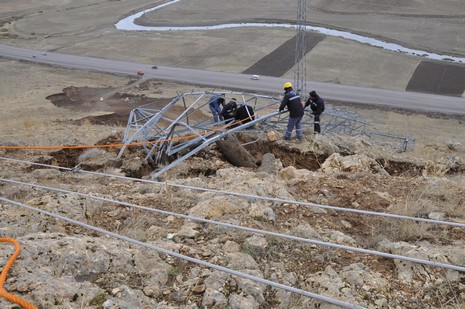 Yüksekovada hafriyat ve deprem nedeniyle ilçeye enerji sağlayan nakil hatlarındaki ana direk düştü.  Yüksekova, Şemdinli ve Esendere ile bağlı köylerin bir kısmına enerji verilmiyor.
