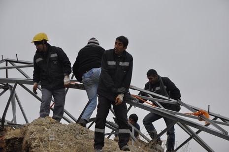 Yüksekovada hafriyat ve deprem nedeniyle ilçeye enerji sağlayan nakil hatlarındaki ana direk düştü.  Yüksekova, Şemdinli ve Esendere ile bağlı köylerin bir kısmına enerji verilmiyor.