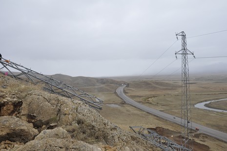 Yüksekovada hafriyat ve deprem nedeniyle ilçeye enerji sağlayan nakil hatlarındaki ana direk düştü.  Yüksekova, Şemdinli ve Esendere ile bağlı köylerin bir kısmına enerji verilmiyor.