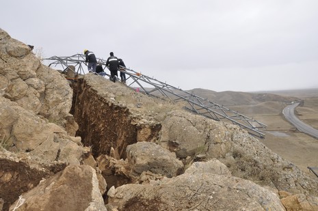 Yüksekovada hafriyat ve deprem nedeniyle ilçeye enerji sağlayan nakil hatlarındaki ana direk düştü.  Yüksekova, Şemdinli ve Esendere ile bağlı köylerin bir kısmına enerji verilmiyor.