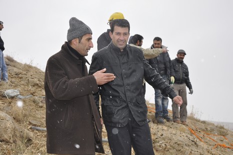 Yüksekovada hafriyat ve deprem nedeniyle ilçeye enerji sağlayan nakil hatlarındaki ana direk düştü.  Yüksekova, Şemdinli ve Esendere ile bağlı köylerin bir kısmına enerji verilmiyor.