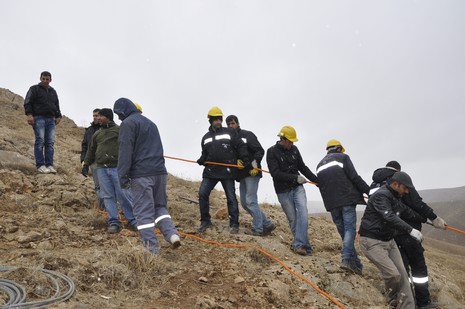 Yüksekovada hafriyat ve deprem nedeniyle ilçeye enerji sağlayan nakil hatlarındaki ana direk düştü.  Yüksekova, Şemdinli ve Esendere ile bağlı köylerin bir kısmına enerji verilmiyor.