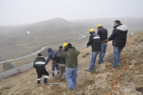 Yüksekovada hafriyat ve deprem nedeniyle ilçeye enerji sağlayan nakil hatlarındaki ana direk düştü.  Yüksekova, Şemdinli ve Esendere ile bağlı köylerin bir kısmına enerji verilmiyor.