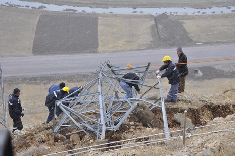 Yüksekovada hafriyat ve deprem nedeniyle ilçeye enerji sağlayan nakil hatlarındaki ana direk düştü.  Yüksekova, Şemdinli ve Esendere ile bağlı köylerin bir kısmına enerji verilmiyor.