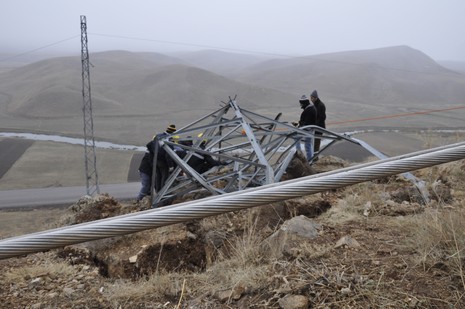 Yüksekovada hafriyat ve deprem nedeniyle ilçeye enerji sağlayan nakil hatlarındaki ana direk düştü.  Yüksekova, Şemdinli ve Esendere ile bağlı köylerin bir kısmına enerji verilmiyor.