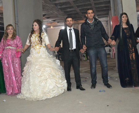 Hakkari'nin Yüksekova ilçesinde 22-23-10.2011 Ekim Dünya evine giren bazı çiftlerimizi sizler için sayfamıza taşıdık. Yüksekova Güncel ailesi olarak tüm çiftlerimize mutluluklar dileriz.