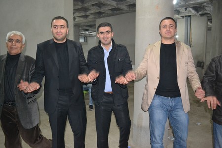 Hakkari'nin Yüksekova ilçesinde 22-23-10.2011 Ekim Dünya evine giren bazı çiftlerimizi sizler için sayfamıza taşıdık. Yüksekova Güncel ailesi olarak tüm çiftlerimize mutluluklar dileriz.