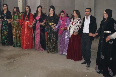 Hakkari'nin Yüksekova ilçesinde 22-23-10.2011 Ekim Dünya evine giren bazı çiftlerimizi sizler için sayfamıza taşıdık. Yüksekova Güncel ailesi olarak tüm çiftlerimize mutluluklar dileriz.