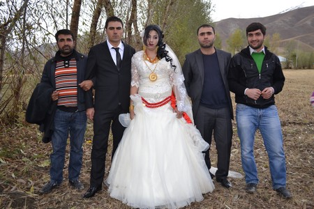 Hakkari'nin Yüksekova ilçesinde 22-23-10.2011 Ekim Dünya evine giren bazı çiftlerimizi sizler için sayfamıza taşıdık. Yüksekova Güncel ailesi olarak tüm çiftlerimize mutluluklar dileriz.