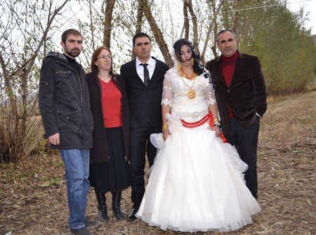 Hakkari'nin Yüksekova ilçesinde 22-23-10.2011 Ekim Dünya evine giren bazı çiftlerimizi sizler için sayfamıza taşıdık. Yüksekova Güncel ailesi olarak tüm çiftlerimize mutluluklar dileriz.
