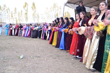 Hakkari'nin Yüksekova ilçesinde 22-23-10.2011 Ekim Dünya evine giren bazı çiftlerimizi sizler için sayfamıza taşıdık. Yüksekova Güncel ailesi olarak tüm çiftlerimize mutluluklar dileriz.