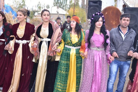 Hakkari'nin Yüksekova ilçesinde 22-23-10.2011 Ekim Dünya evine giren bazı çiftlerimizi sizler için sayfamıza taşıdık. Yüksekova Güncel ailesi olarak tüm çiftlerimize mutluluklar dileriz.
