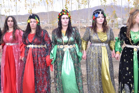 Hakkari'nin Yüksekova ilçesinde 22-23-10.2011 Ekim Dünya evine giren bazı çiftlerimizi sizler için sayfamıza taşıdık. Yüksekova Güncel ailesi olarak tüm çiftlerimize mutluluklar dileriz.