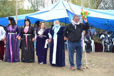 Hakkari'nin Yüksekova ilçesinde 22-23-10.2011 Ekim Dünya evine giren bazı çiftlerimizi sizler için sayfamıza taşıdık. Yüksekova Güncel ailesi olarak tüm çiftlerimize mutluluklar dileriz.