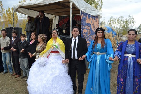 Hakkari'nin Yüksekova ilçesinde 22-23-10.2011 Ekim Dünya evine giren bazı çiftlerimizi sizler için sayfamıza taşıdık. Yüksekova Güncel ailesi olarak tüm çiftlerimize mutluluklar dileriz.