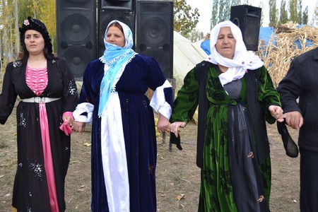 Hakkari'nin Yüksekova ilçesinde 22-23-10.2011 Ekim Dünya evine giren bazı çiftlerimizi sizler için sayfamıza taşıdık. Yüksekova Güncel ailesi olarak tüm çiftlerimize mutluluklar dileriz.