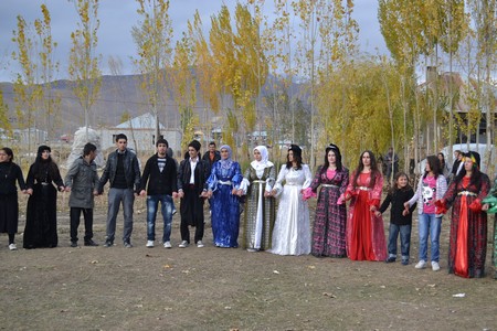 Hakkari'nin Yüksekova ilçesinde 22-23-10.2011 Ekim Dünya evine giren bazı çiftlerimizi sizler için sayfamıza taşıdık. Yüksekova Güncel ailesi olarak tüm çiftlerimize mutluluklar dileriz.
