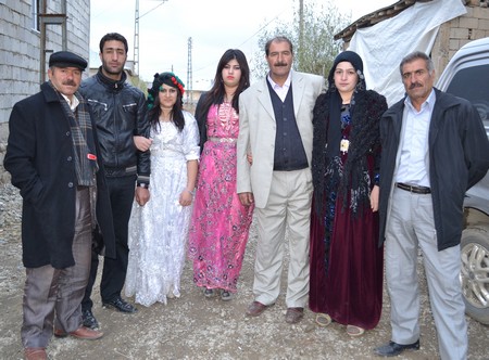 Hakkari'nin Yüksekova ilçesinde 22-23-10.2011 Ekim Dünya evine giren bazı çiftlerimizi sizler için sayfamıza taşıdık. Yüksekova Güncel ailesi olarak tüm çiftlerimize mutluluklar dileriz.