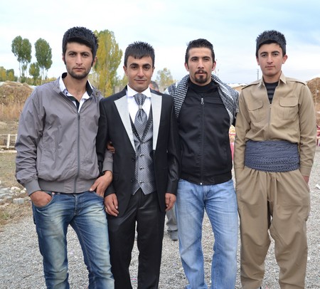 Hakkari'nin Yüksekova ilçesinde 22-23-10.2011 Ekim Dünya evine giren bazı çiftlerimizi sizler için sayfamıza taşıdık. Yüksekova Güncel ailesi olarak tüm çiftlerimize mutluluklar dileriz.