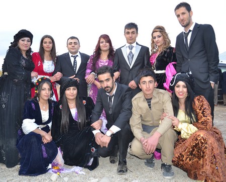 Hakkari'nin Yüksekova ilçesinde 22-23-10.2011 Ekim Dünya evine giren bazı çiftlerimizi sizler için sayfamıza taşıdık. Yüksekova Güncel ailesi olarak tüm çiftlerimize mutluluklar dileriz.