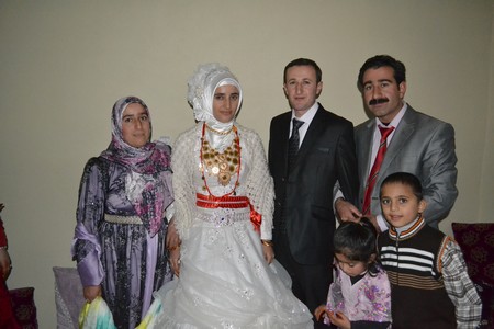 Hakkari'nin Yüksekova ilçesinde 22-23-10.2011 Ekim Dünya evine giren bazı çiftlerimizi sizler için sayfamıza taşıdık. Yüksekova Güncel ailesi olarak tüm çiftlerimize mutluluklar dileriz.