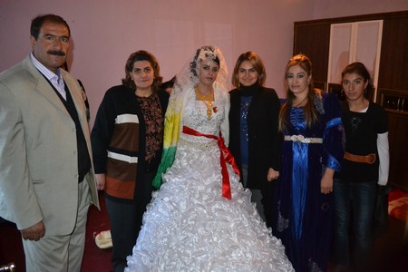 Hakkari'nin Yüksekova ilçesinde 22-23-10.2011 Ekim Dünya evine giren bazı çiftlerimizi sizler için sayfamıza taşıdık. Yüksekova Güncel ailesi olarak tüm çiftlerimize mutluluklar dileriz.