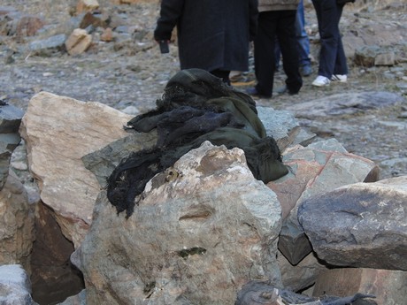 Çukurca'nın Kazan Vadisi'nde (Gelyê Tiyarê) hem incelemelerde bulunmak hem de isimleri açıklanan ancak cenazeleri bulunmayan PKK'lileri aramak için bölgeye giden heyet, 4 PKK'linin cenazesine ulaştı. 