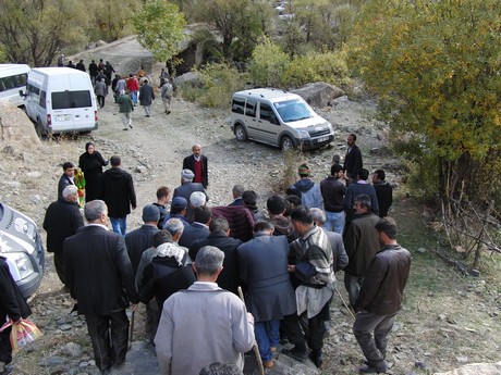 Çukurca'nın Kazan Vadisi'nde (Gelyê Tiyarê) hem incelemelerde bulunmak hem de isimleri açıklanan ancak cenazeleri bulunmayan PKK'lileri aramak için bölgeye giden heyet, 4 PKK'linin cenazesine ulaştı. 