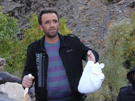 Çukurca'nın Kazan Vadisi'nde (Gelyê Tiyarê) hem incelemelerde bulunmak hem de isimleri açıklanan ancak cenazeleri bulunmayan PKK'lileri aramak için bölgeye giden heyet, 4 PKK'linin cenazesine ulaştı. 