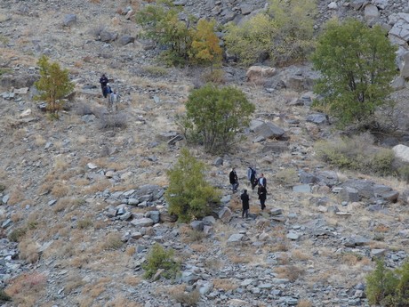 Çukurca'nın Kazan Vadisi'nde (Gelyê Tiyarê) hem incelemelerde bulunmak hem de isimleri açıklanan ancak cenazeleri bulunmayan PKK'lileri aramak için bölgeye giden heyet, 4 PKK'linin cenazesine ulaştı. 