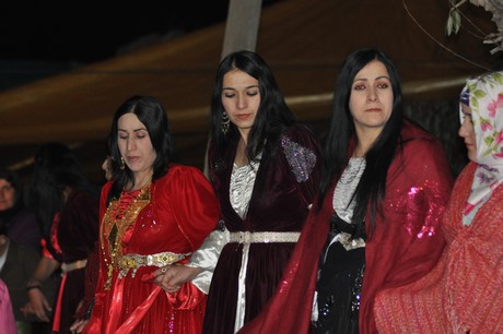 Hakkari'nin Yüksekova ilçesinde 22-23-10.2011 Ekim Dünya evine giren bazı çiftlerimizi sizler için sayfamıza taşıdık. Yüksekova Güncel ailesi olarak tüm çiftlerimize mutluluklar dileriz.