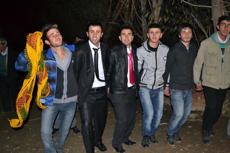 Hakkari'nin Yüksekova ilçesinde 22-23-10.2011 Ekim Dünya evine giren bazı çiftlerimizi sizler için sayfamıza taşıdık. Yüksekova Güncel ailesi olarak tüm çiftlerimize mutluluklar dileriz.