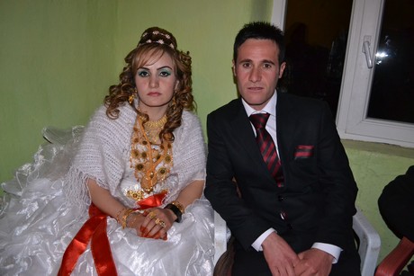 Hakkari'nin Yüksekova ilçesinde 22-23-10.2011 Ekim Dünya evine giren bazı çiftlerimizi sizler için sayfamıza taşıdık. Yüksekova Güncel ailesi olarak tüm çiftlerimize mutluluklar dileriz.