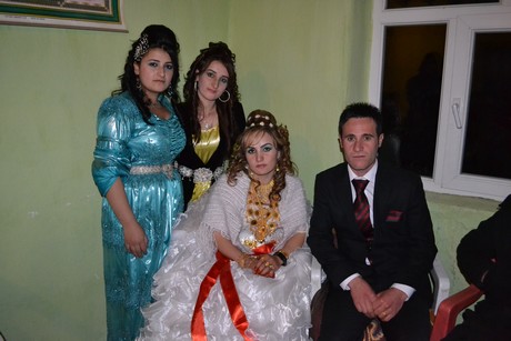 Hakkari'nin Yüksekova ilçesinde 22-23-10.2011 Ekim Dünya evine giren bazı çiftlerimizi sizler için sayfamıza taşıdık. Yüksekova Güncel ailesi olarak tüm çiftlerimize mutluluklar dileriz.