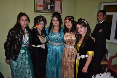 Hakkari'nin Yüksekova ilçesinde 22-23-10.2011 Ekim Dünya evine giren bazı çiftlerimizi sizler için sayfamıza taşıdık. Yüksekova Güncel ailesi olarak tüm çiftlerimize mutluluklar dileriz.