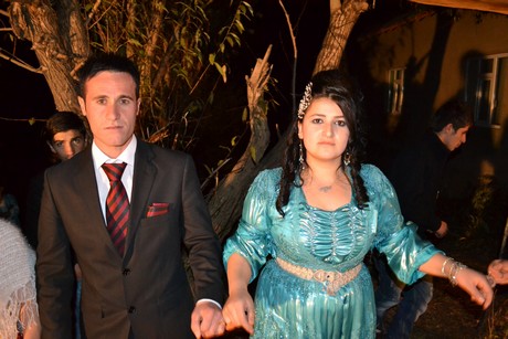 Hakkari'nin Yüksekova ilçesinde 22-23-10.2011 Ekim Dünya evine giren bazı çiftlerimizi sizler için sayfamıza taşıdık. Yüksekova Güncel ailesi olarak tüm çiftlerimize mutluluklar dileriz.