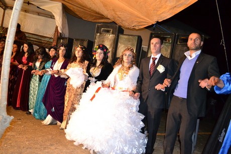 Hakkari'nin Yüksekova ilçesinde 22-23-10.2011 Ekim Dünya evine giren bazı çiftlerimizi sizler için sayfamıza taşıdık. Yüksekova Güncel ailesi olarak tüm çiftlerimize mutluluklar dileriz.