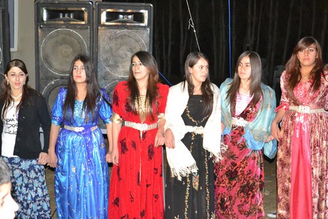 Hakkari'nin Yüksekova ilçesinde 22-23-10.2011 Ekim Dünya evine giren bazı çiftlerimizi sizler için sayfamıza taşıdık. Yüksekova Güncel ailesi olarak tüm çiftlerimize mutluluklar dileriz.