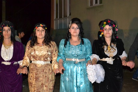 Hakkari'nin Yüksekova ilçesinde 22-23-10.2011 Ekim Dünya evine giren bazı çiftlerimizi sizler için sayfamıza taşıdık. Yüksekova Güncel ailesi olarak tüm çiftlerimize mutluluklar dileriz.