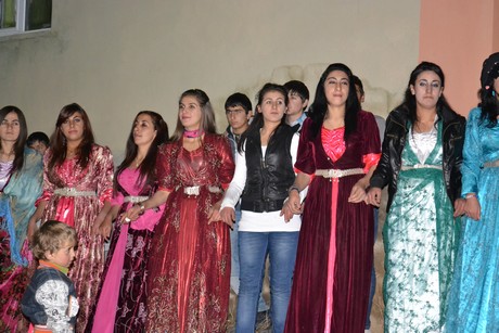 Hakkari'nin Yüksekova ilçesinde 22-23-10.2011 Ekim Dünya evine giren bazı çiftlerimizi sizler için sayfamıza taşıdık. Yüksekova Güncel ailesi olarak tüm çiftlerimize mutluluklar dileriz.