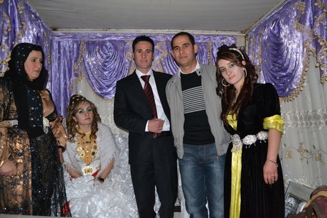 Hakkari'nin Yüksekova ilçesinde 22-23-10.2011 Ekim Dünya evine giren bazı çiftlerimizi sizler için sayfamıza taşıdık. Yüksekova Güncel ailesi olarak tüm çiftlerimize mutluluklar dileriz.