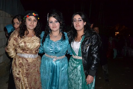 Hakkari'nin Yüksekova ilçesinde 22-23-10.2011 Ekim Dünya evine giren bazı çiftlerimizi sizler için sayfamıza taşıdık. Yüksekova Güncel ailesi olarak tüm çiftlerimize mutluluklar dileriz.