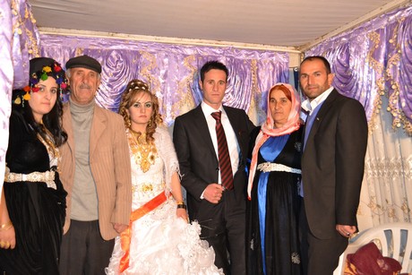 Hakkari'nin Yüksekova ilçesinde 22-23-10.2011 Ekim Dünya evine giren bazı çiftlerimizi sizler için sayfamıza taşıdık. Yüksekova Güncel ailesi olarak tüm çiftlerimize mutluluklar dileriz.